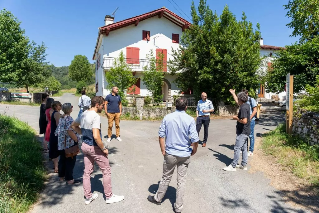Une visite des équipes d'HSA et des élus à Ostabat